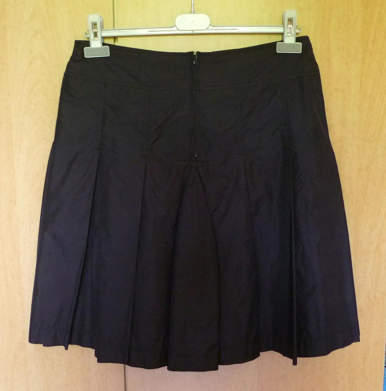 Jupe A-ligne noire doublée en tissu imperméable avec plissements de H&M Taille 38 Très souple – photo 2
